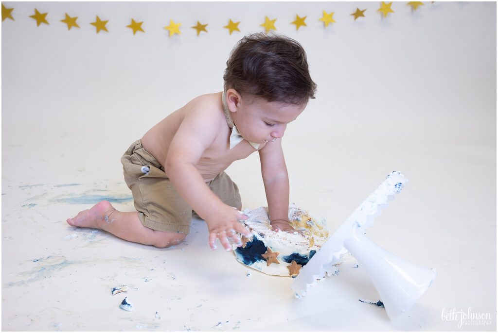 toddler knocked over cake during smash