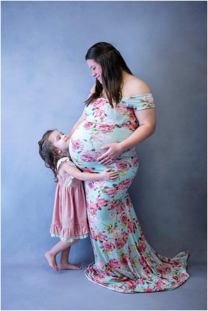 mom and daughter maternity session