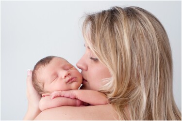 baby on mom's shoulder