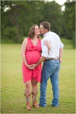 dad kissing mom to be