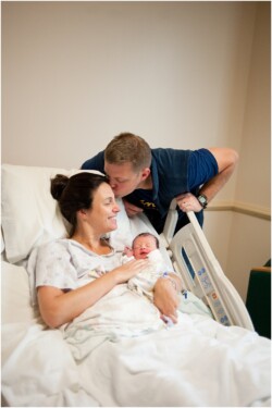 dad kissing mom after giving birth